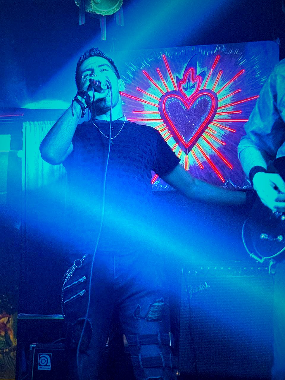Runaway Steel — Vocalista con neón