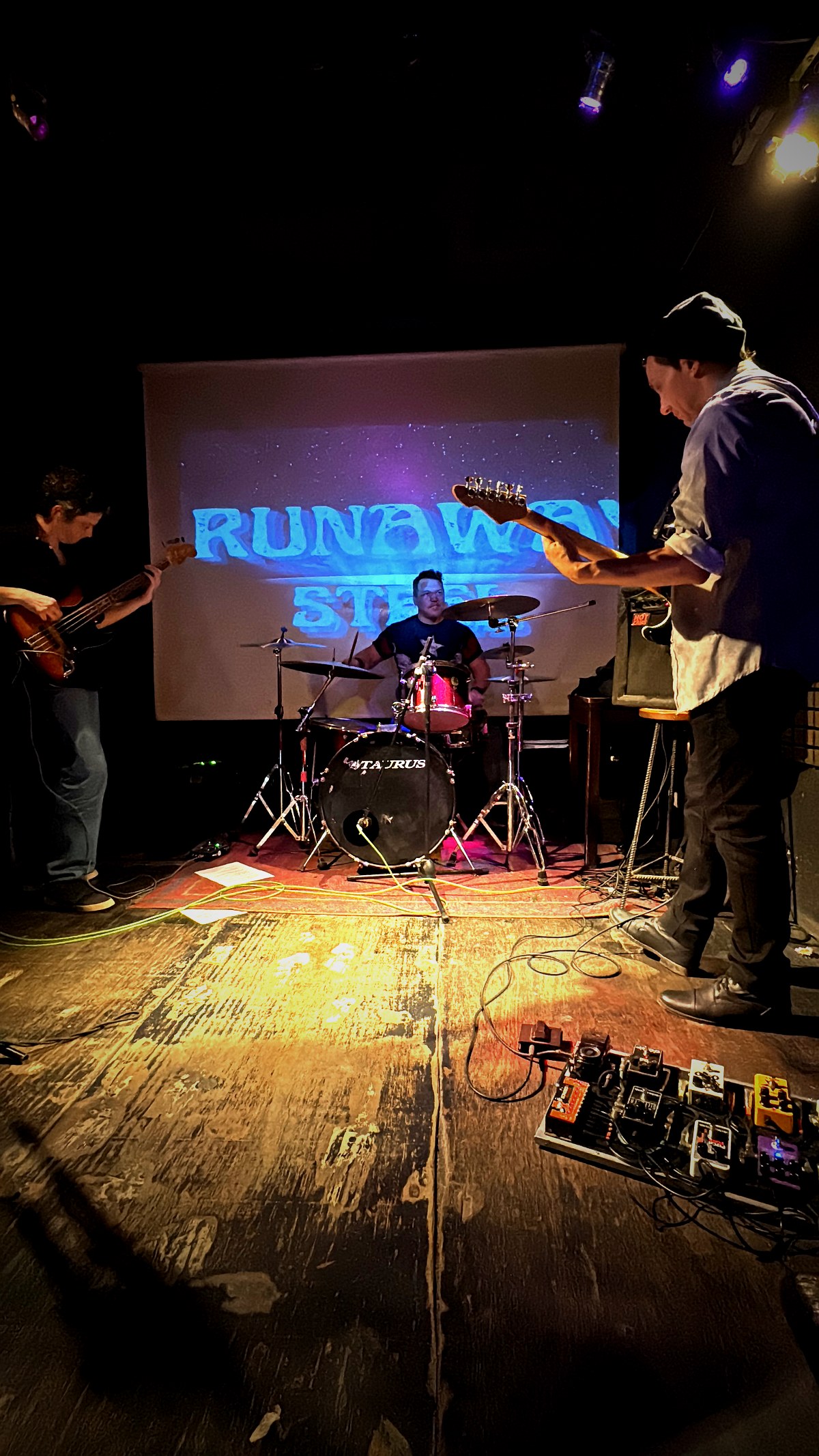 Runaway Steel — Show en vivo